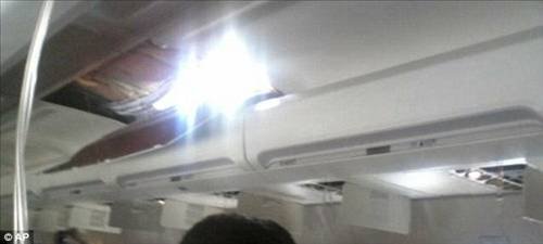 Havadayken uçağın tavanı delindi  3