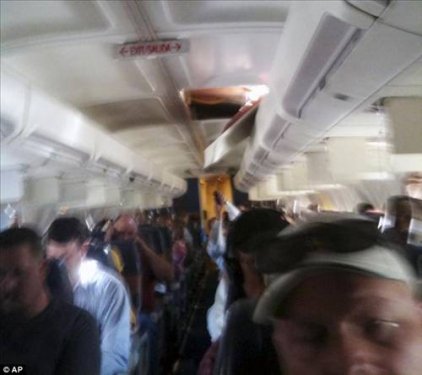 Havadayken uçağın tavanı delindi  4