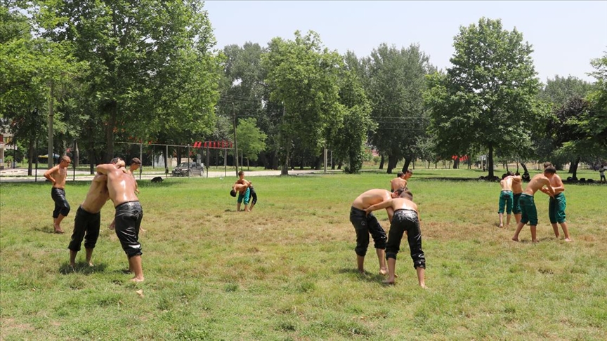 Yağlı güreşin başkenti Edirne'de pehlivanlar, idman yapacakları tesis istiyor