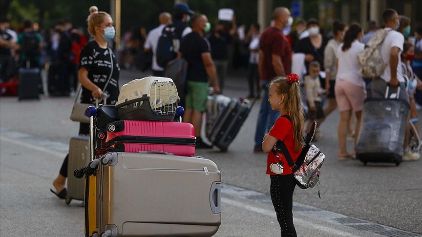 İngiltere'nin 'otel karantinası' kararından sonra ilk İngiliz turist kafilesi Antalya'ya geldi