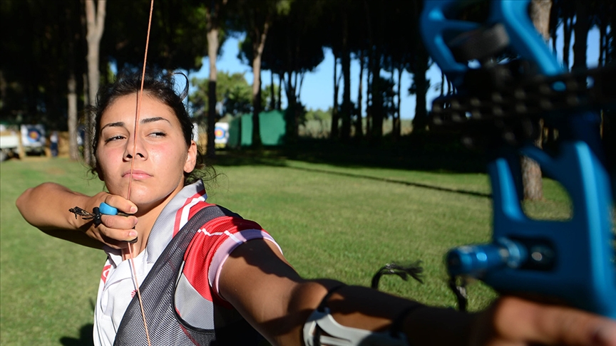 Milli Sporcu Gülnaz Coşkun, Avrupa Okçuluk Şampiyonası'nda altın madalya kazandı