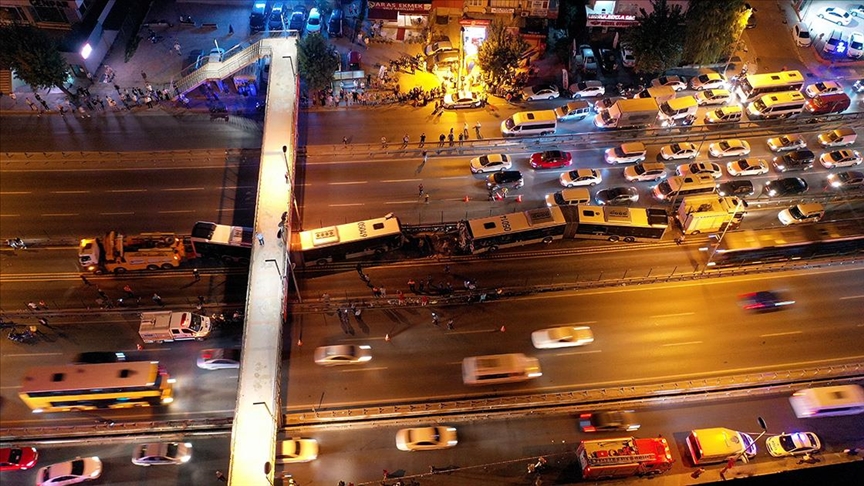 İstanbul Avcılar'da 4 metrobüs çarpıştı: 99 YARALI