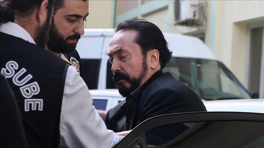 Adnan Oktar'ın "avukat görüşmelerinde örgüte üye kazandırdığı" iddiasına suç duyurusu