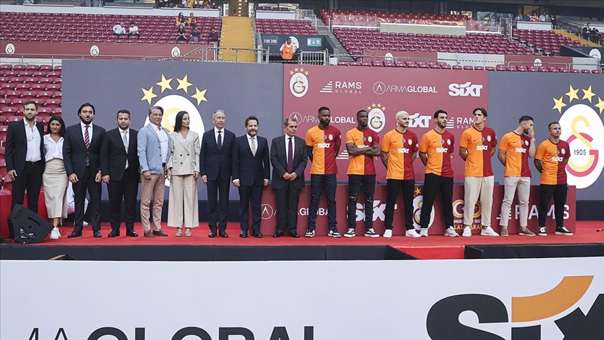 Galatasaray, yeni transferleri için taraftarı önünde imza töreni düzenledi