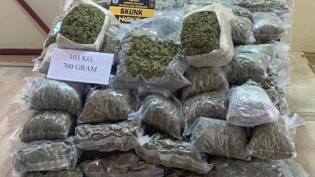 Osmaniye'de bir otomobilde 103,7 kilogram uyuşturucu ele geçirildi