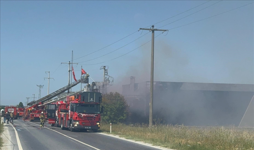 Silivri'de fabrika yangını: 1 saat sonra kontrol altına alındı
