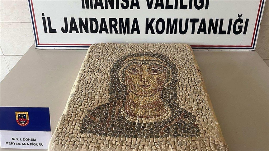 Akhisar'da ele geçirilen tarihi mozaik pano Manisa Müzesi'ne teslim edildi