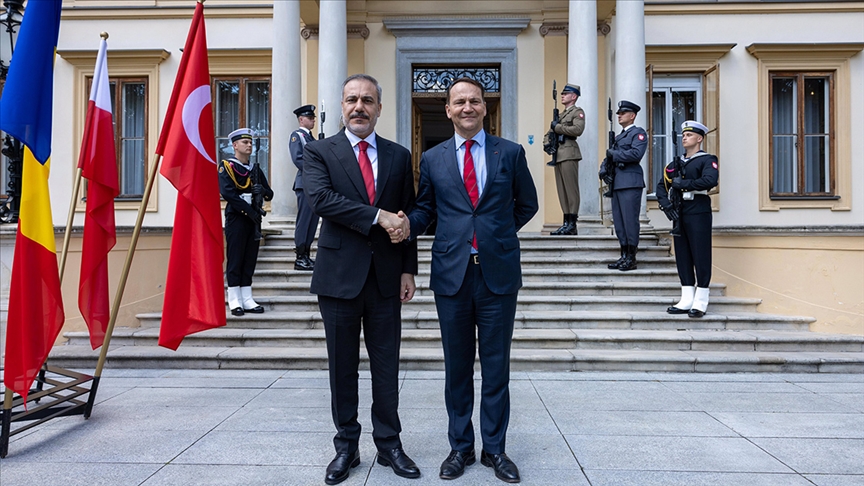 Dışişleri Bakanı Fidan, Varşova'da Polonyalı mevkidaşı Sikorski ile görüştü