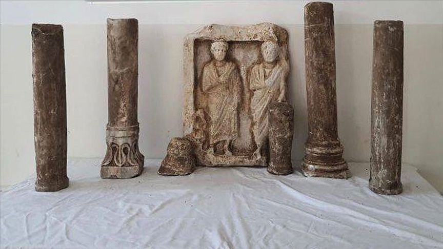 Kocaeli'de Roma dönemine ait olduğu değerlendirilen mezar taşı ve sütunları ele geçirildi