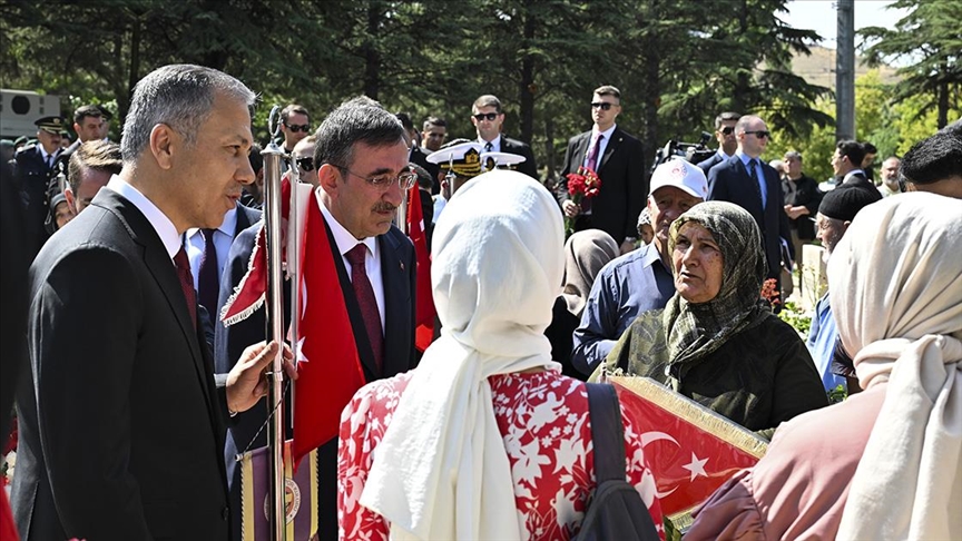 Yılmaz ve Bakan Yerlikaya, 15 Temmuz Şehitliği'ndeki anma törenine katıldı