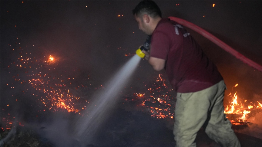 İzmir Gaziemir ve Buca’da çıkan yangının yerleşim yerlerine tehdidi önlendi