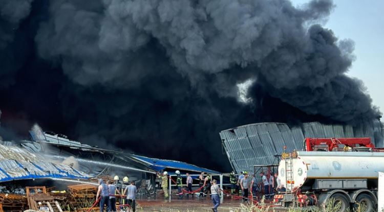 Bursa'da fabrika ve geri dönüşüm tesisinden yayılan yangına müdahale sürüyor