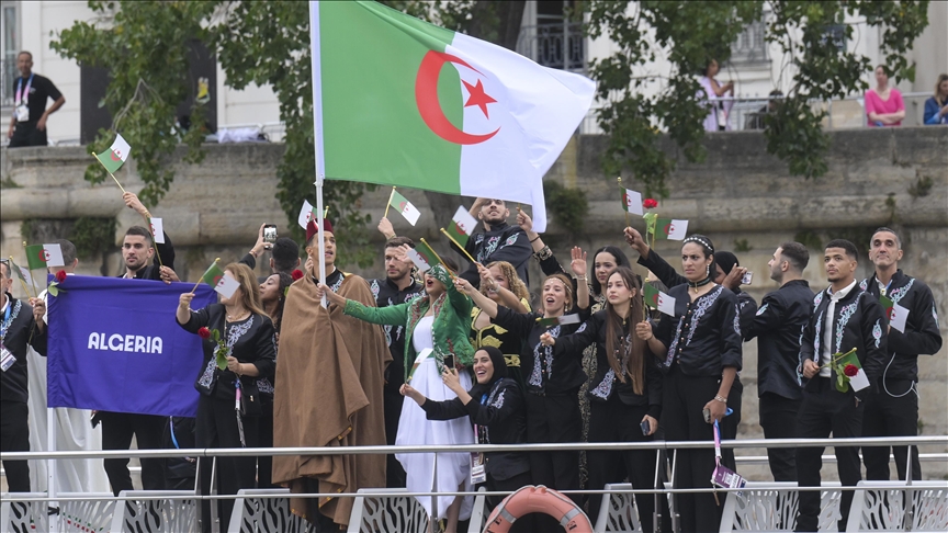 Olimpiyat açılışında Cezayir kafilesi, Paris’te katledilen Cezayirlileri Sen Nehri'ne gül atarak andı