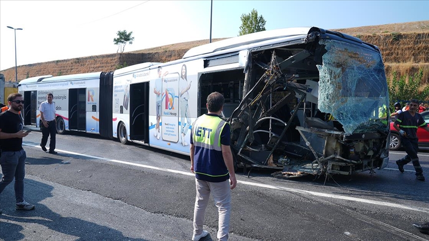 Küçükçekmece'de metrobüs kazasında 1 kişi öldü, 50 kişi yaralandı, 4 kişi gözaltına alındı