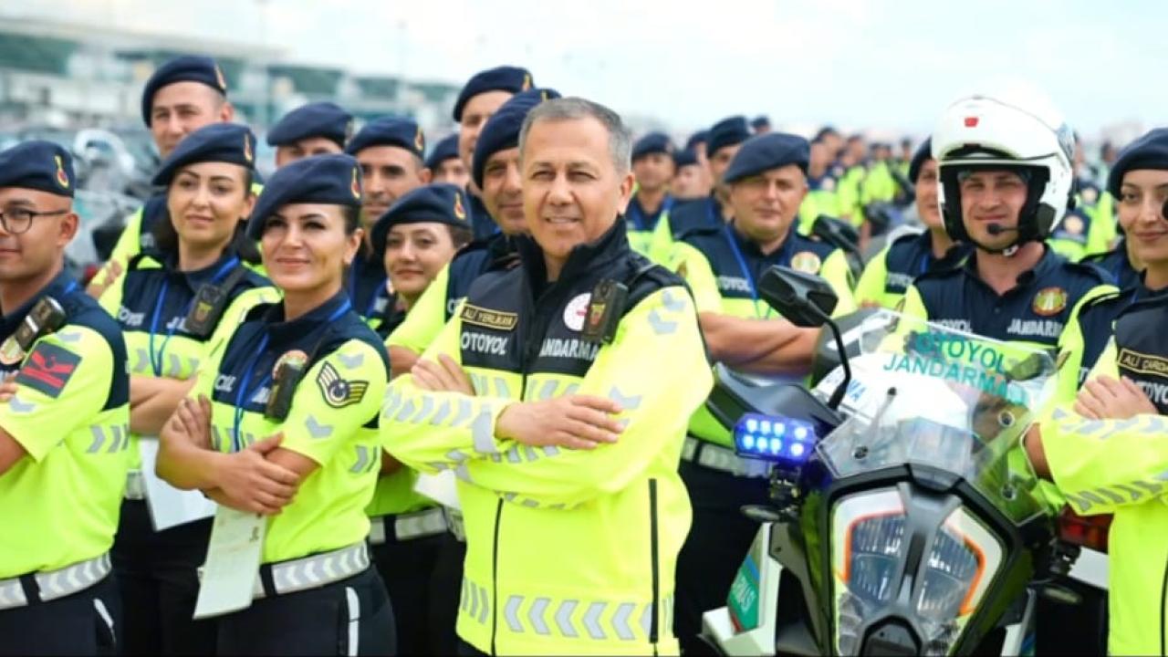 Yerlikaya, Jandarma ve Emniyet teşkilatı için hizmete alınan yeni motosikletleri kullandı