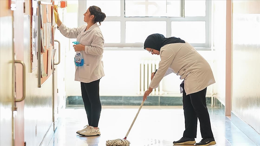 İstanbul'daki okullarda 5 bin 500 ek temizlik personeli göreve başladı