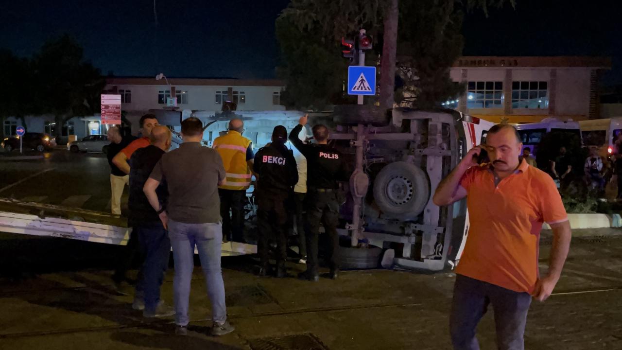 Samsun'da tramvayla ambulansın çarpışması sonucu 4 kişi yaralandı