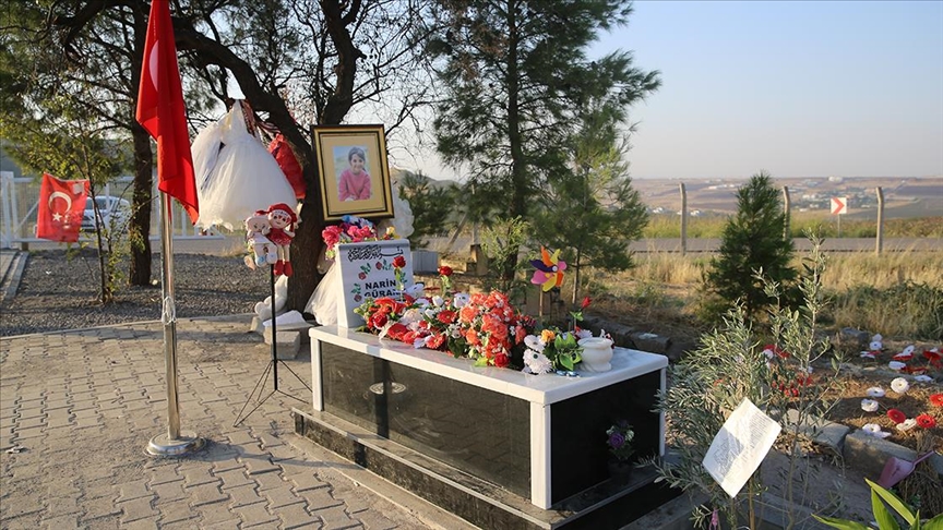 Narin'e ait kemik ve doku örnekleri incelemenin ardından çocuğun mezarına konuldu