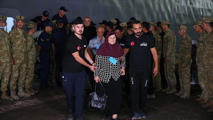 Lübnan'dan tahliye edilen sivilleri taşıyan amfibi gemilerden ilki Mersin'e ulaştı