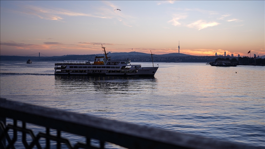 İstanbul Boğazı'ndaki gemi trafiği güney-kuzey yönlü açıldı