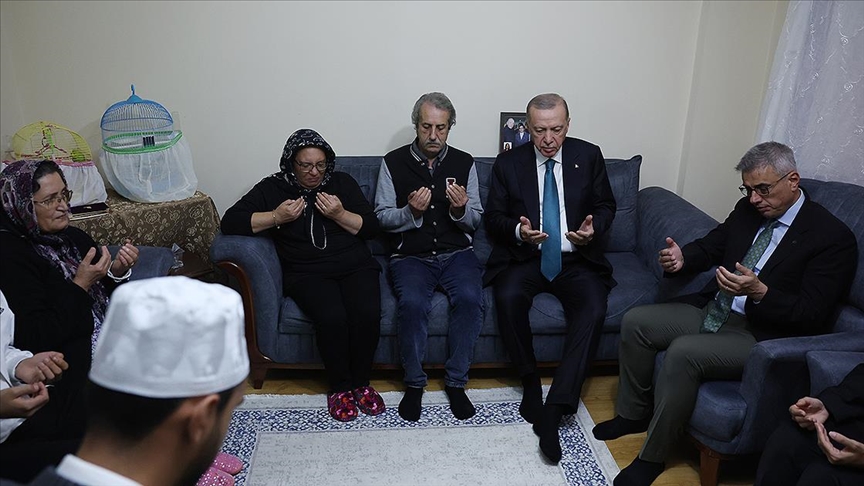 Erdoğan'dan AK Parti'li Betül Önderoğlu'nun ailesine taziye ziyareti