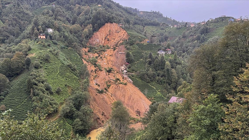 Rize'de heyelan sonucu 2 ev toprak altında kaldı