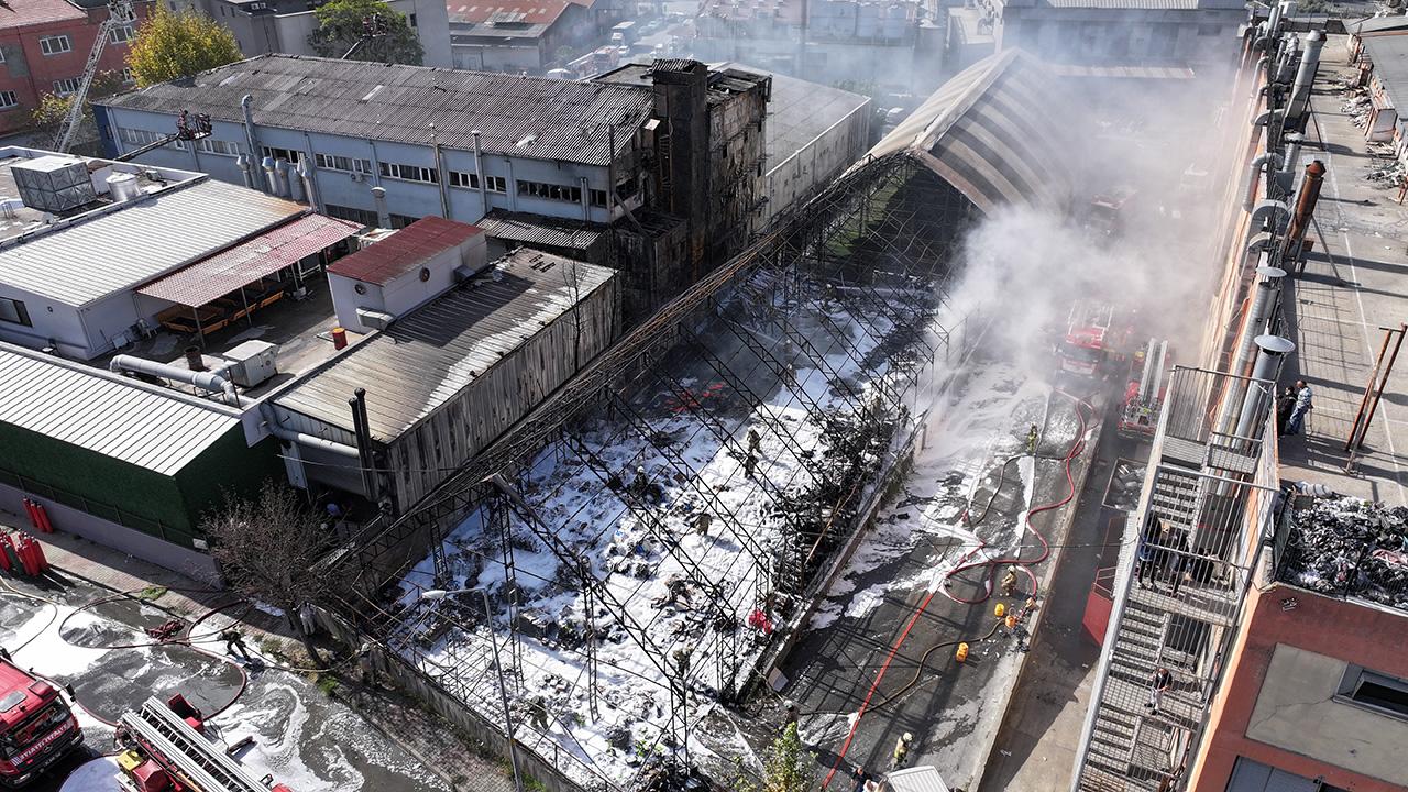 İstanbul'da çıkan yangın fabrikayı küle çevirdi