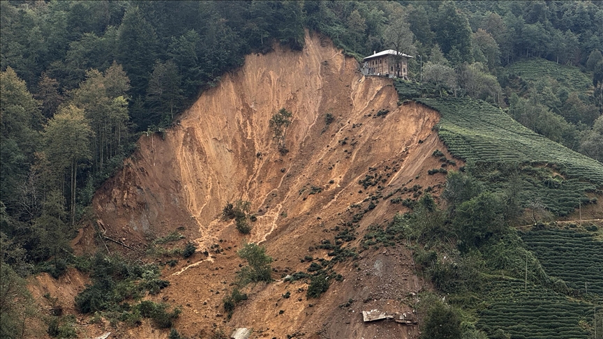 Rize'de heyelan riski nedeniyle 13 ev tahliye edildi