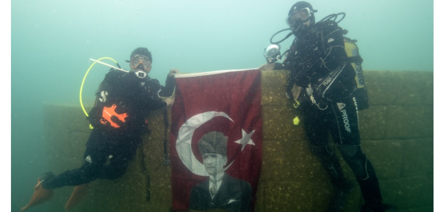 29 Ekim Cumhuriyet Bayramı Van Gölü'nün derinliklerinde kutlandı