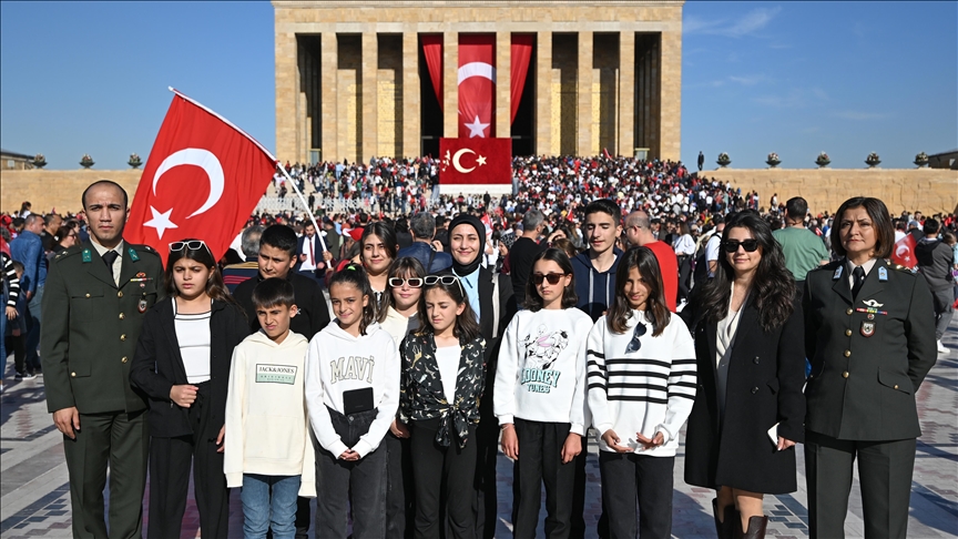 Bakan Güler'in davetiyle Hakkari'den Ankara'ya gelen 10 öğrenci Anıtkabir'i ziyaret etti