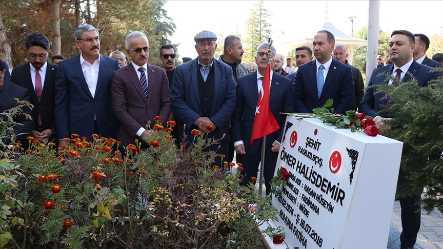 Uraloğlu, şehit Ömer Halisdemir'in kabrini ziyaret etti