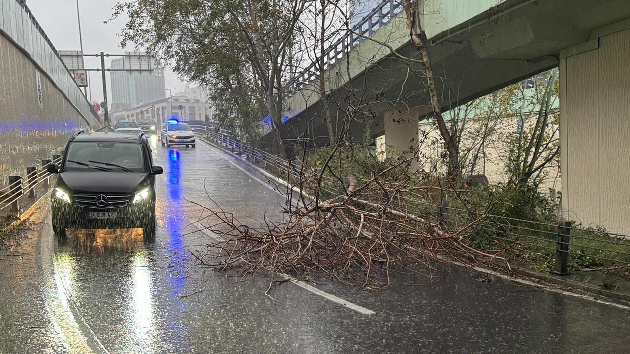 İstanbul'da fırtına ve sağanak etkili oluyor