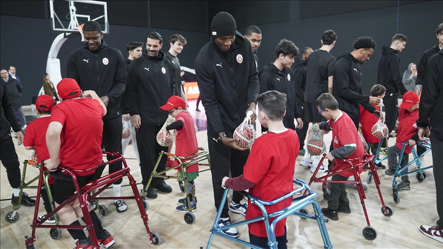 Galatasaraylı basketbolcular, serebral palsili çocuklarla buluştu