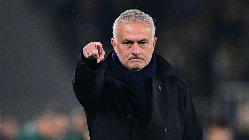 Mourinho, sahada fenalaşan eski oyuncusu Bove'yi aradı