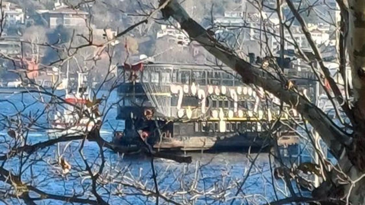 İstanbul'da tur teknesinde yangın: Çok sayıda ekip yönlendirildi