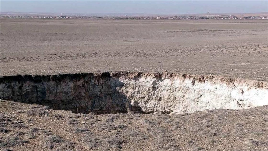 Konya'da 13 metre derinliğinde, 15 metre çapında obruk oluştu