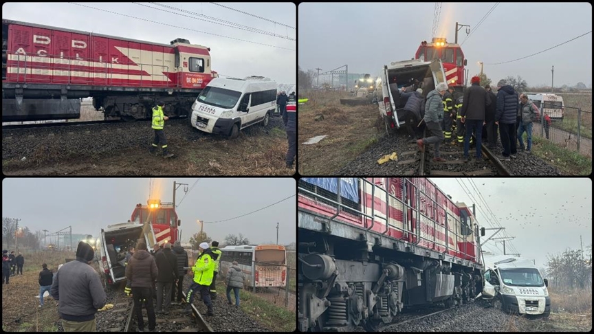 Kırklareli'nde hemzemin geçitte trenin çarptığı servis minibüsündeki 2 kişi yaralandı