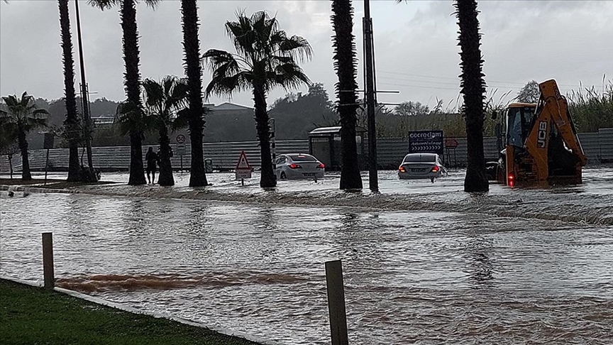 Manavgat'ta şiddetli yağışta mahsur kalan 236 kişi güvenli alanlara tahliye edildi