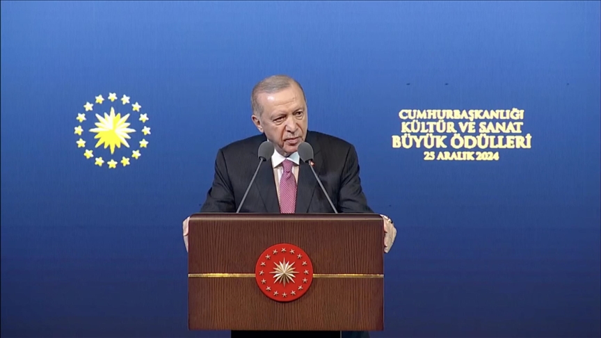 Erdoğan: Sanatını aşkla icra eden, milletin derdiyle dertlenen herkese elimizden gelen desteği sağlıyoruz