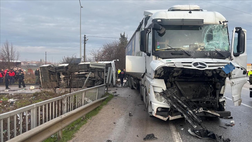 Balıkesir'de okul servisi ile tırın çarpıştığı kaza anı güvenlik kamerasında