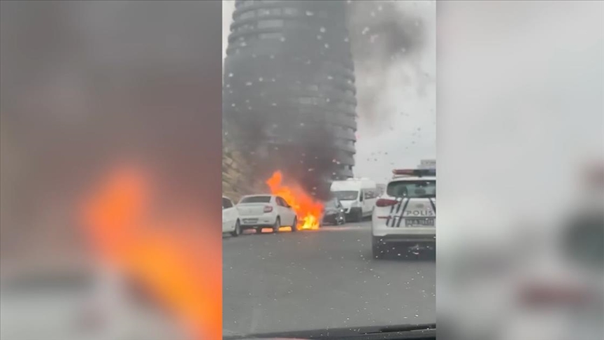 Bakırköy'de park halindeki otomobil yandı