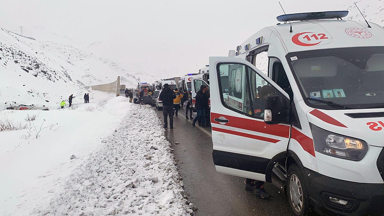 Erzincan'da yolcu otobüsü devrildi