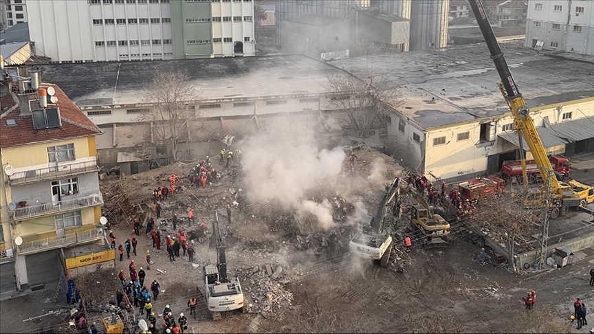 Konya'da çöken binanın enkazından 3 kişi sağ kurtarıldı, 2 kişinin cansız bedenine ulaşıldı