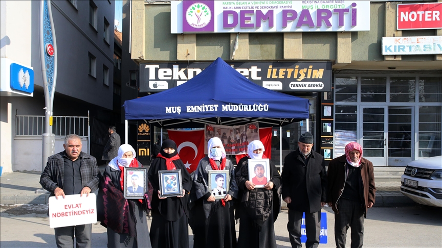 Muşlu aileler, DEM Parti önündeki "evlat nöbeti"ni sürdürdü