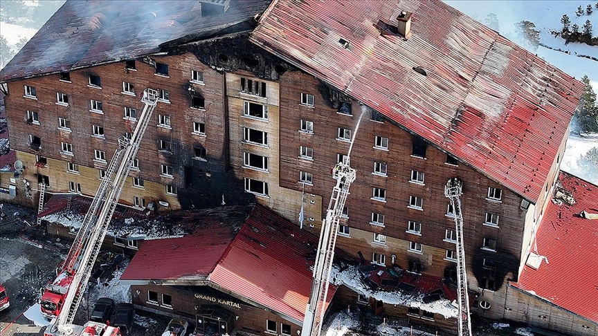 Kartalkaya'daki otel yangınına ilişkin gözaltına alınan denetim firması yetkilisi adliyede