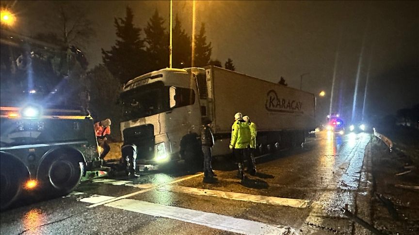 Büyükçekmece'de makaslayan tır nedeniyle D-100 kara yolu Edirne yönü trafiğe kapatıldı