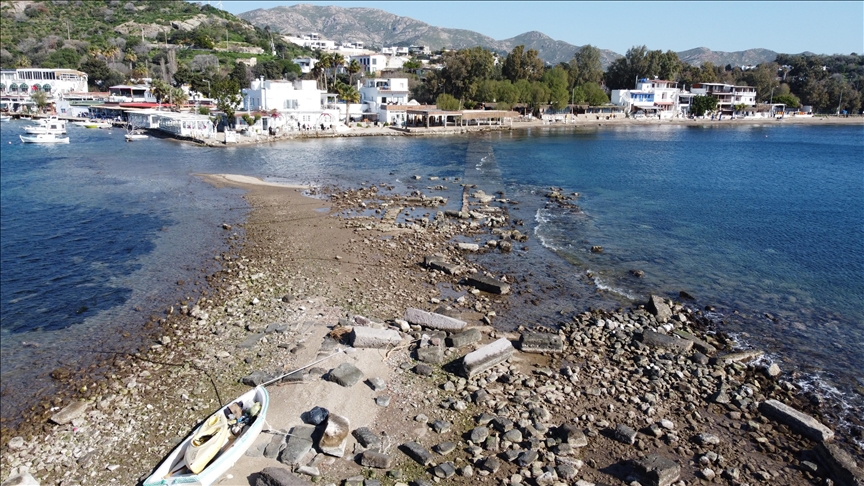 Bodrum'da denizin çekilmesiyle Tavşan Adası'ndaki tarihi surlar ortaya çıktı