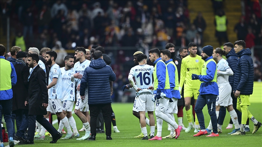 Adana Demirspor Galatasaray maçında sahadan çekildi!