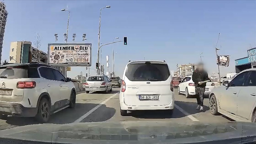 Ankara'da bir sürücünün trafikte tartıştığı kişinin aracına beyzbol sopasıyla zarar vermesi kamerada