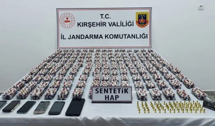 Kırşehir'de otomobilde 8 bin 330 sentetik hap ele geçirildi